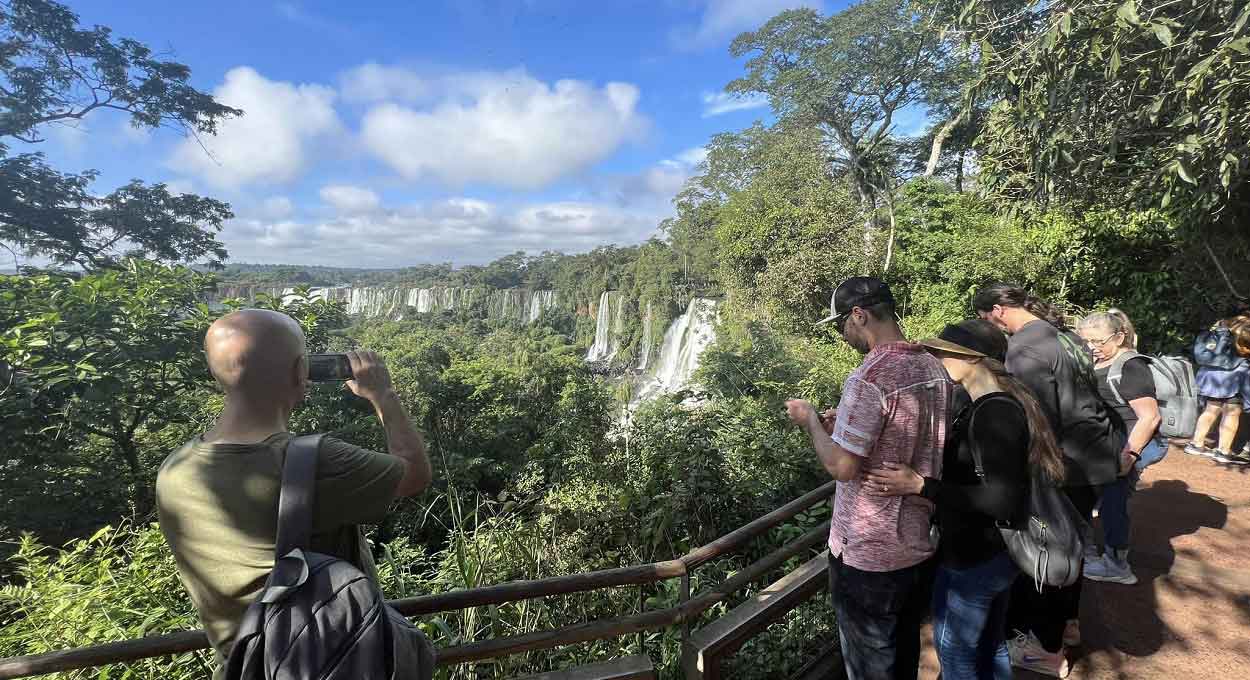 Feriado prolongado atrai 18 mil visitantes às Cataratas na Argentina