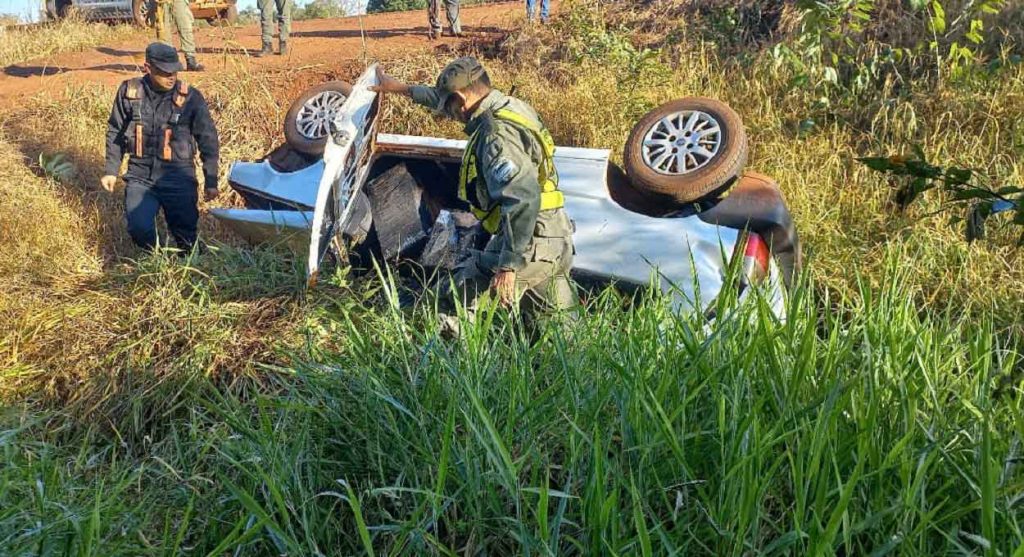 Veículo brasileiro capota durante perseguição na Argentina