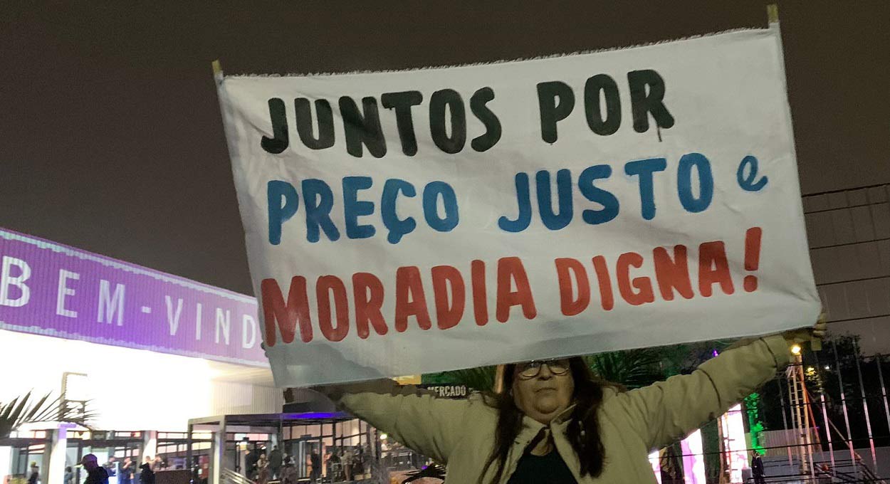 Moradores da Vila A protestam pedindo preço justo para as casas