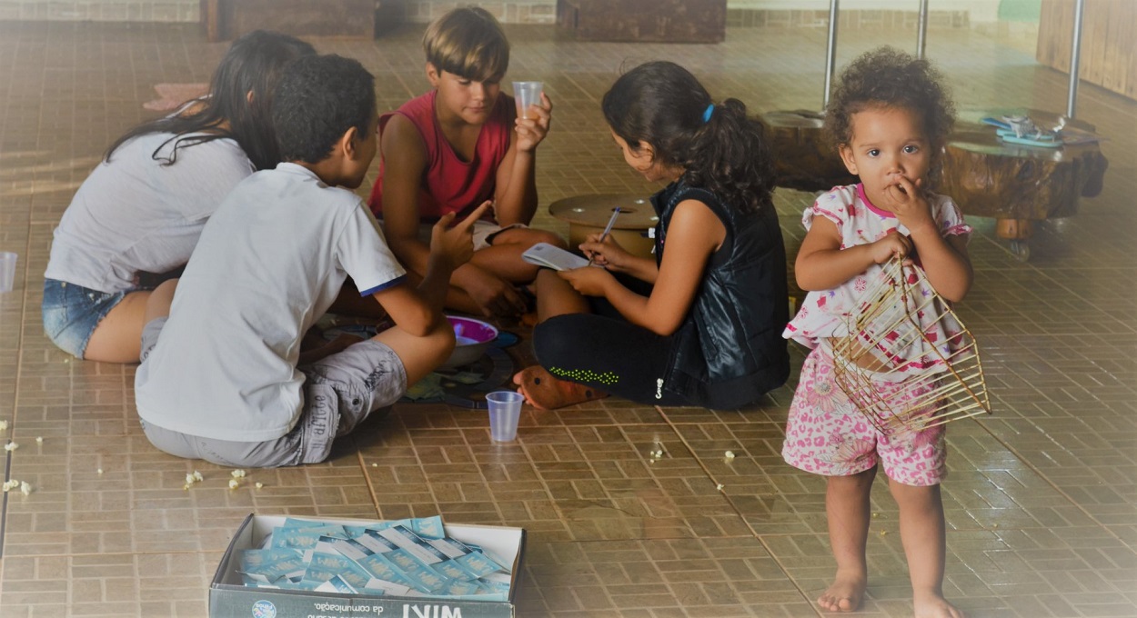 Crianças, livros e celular: reencantar a vida ou travar na frente das  telas