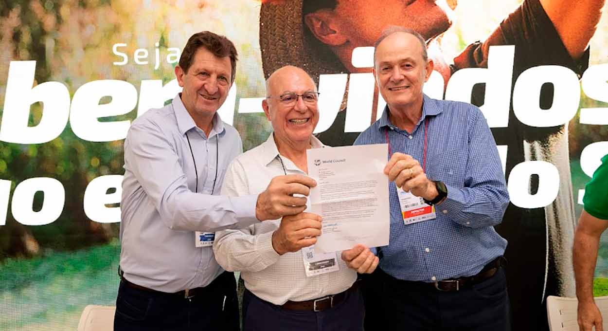 Sicredi celebra 8 milhões de associados com homenagem ao presidente da Frencoop, Arnaldo Jardim