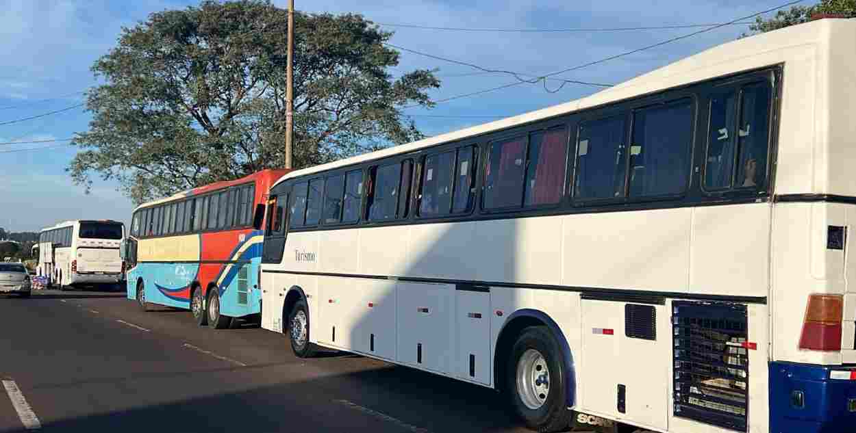 Receita Federal apreende 4 ônibus com R$ 800 mil em mercadorias na fronteira