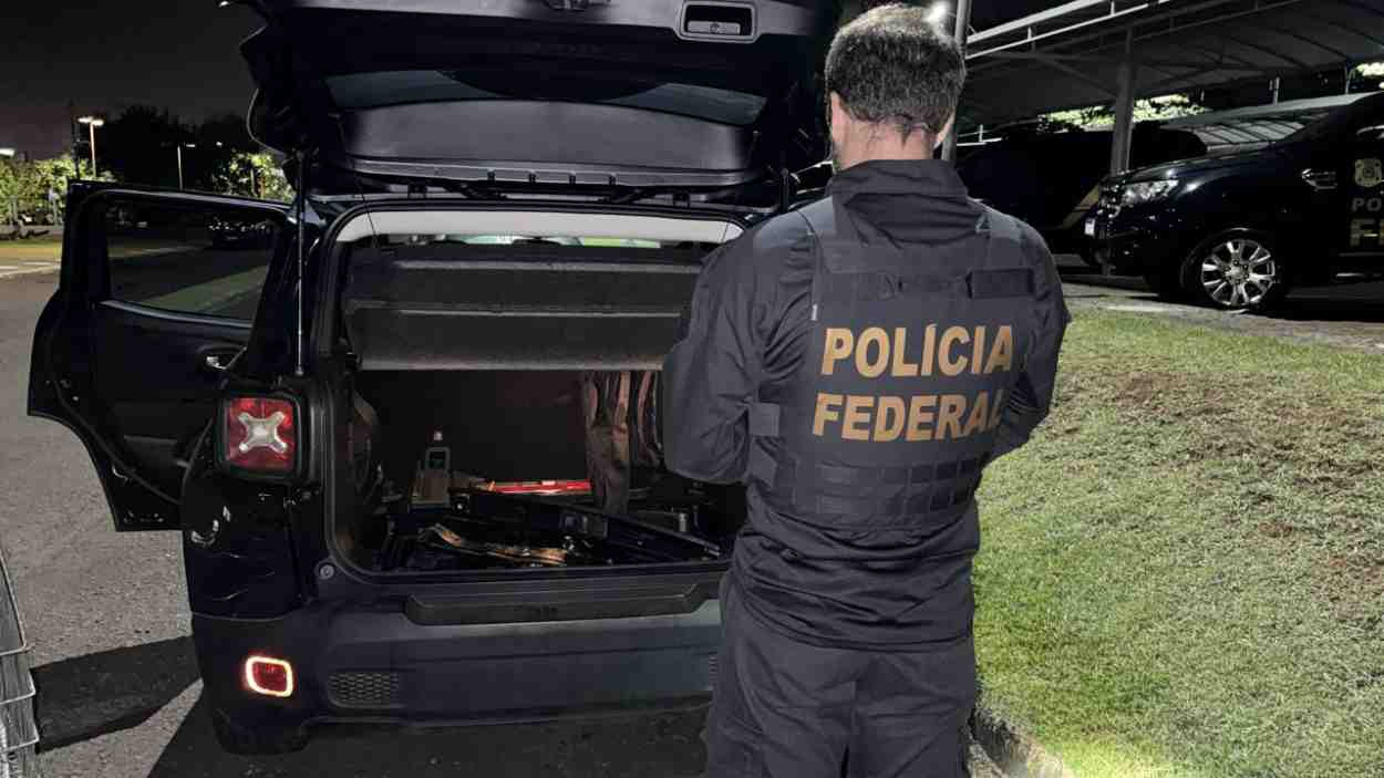 PF apreende carga de celulares do Paraguai em fundo falso de veículo