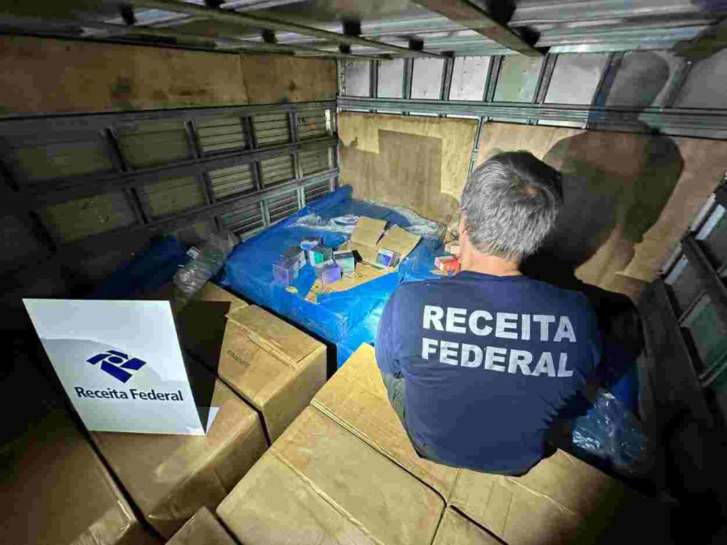 Carreta de Foz do Iguaçu é retida com R$ 3 milhões em celulares e cigarros eletrônicos