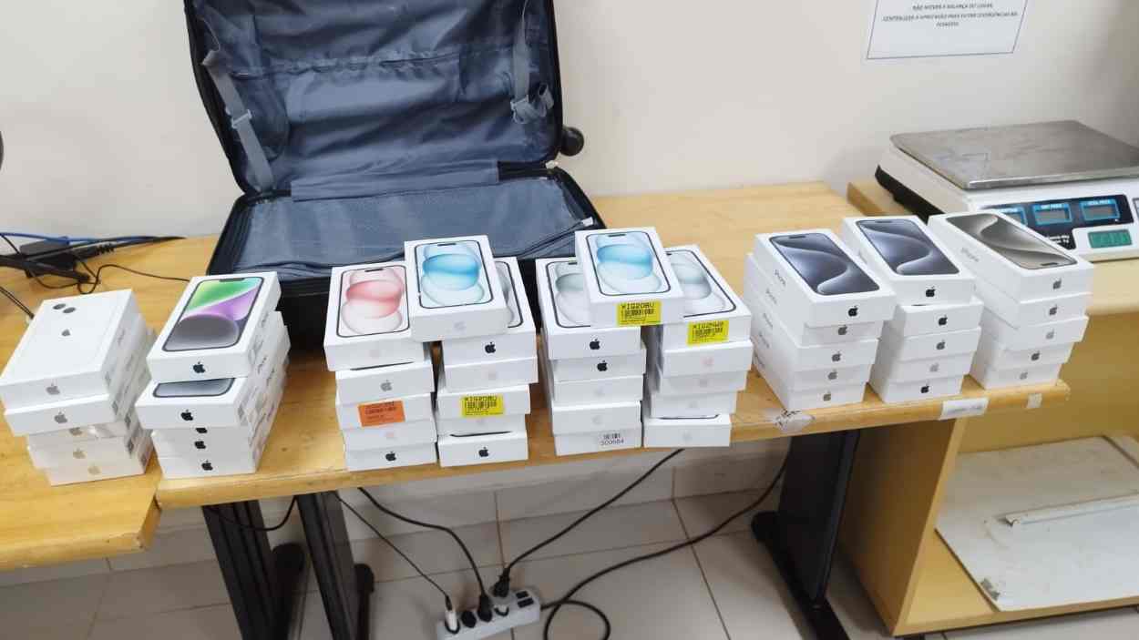 Polícia prende passageira em ônibus de pacientes de Foz do Iguaçu com R$ 230 mil em celulares
