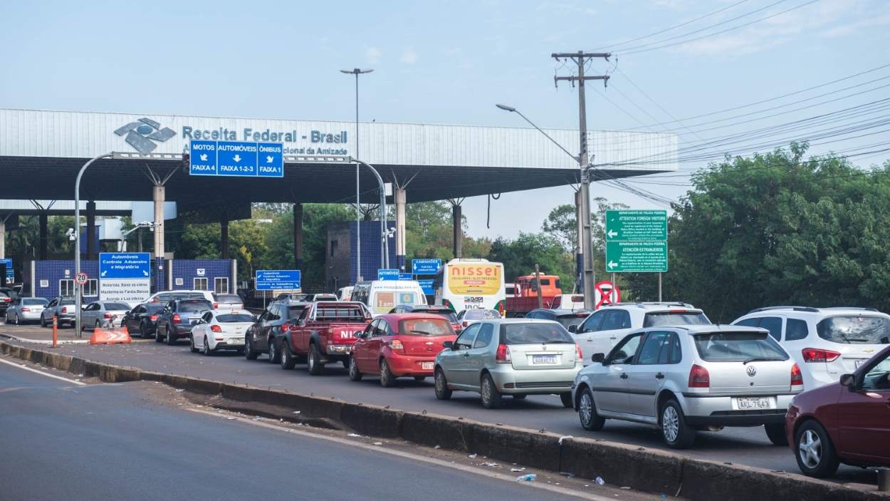 PF prende homem com celulares que custam US$ 1000 cada na Ponte da Amizade