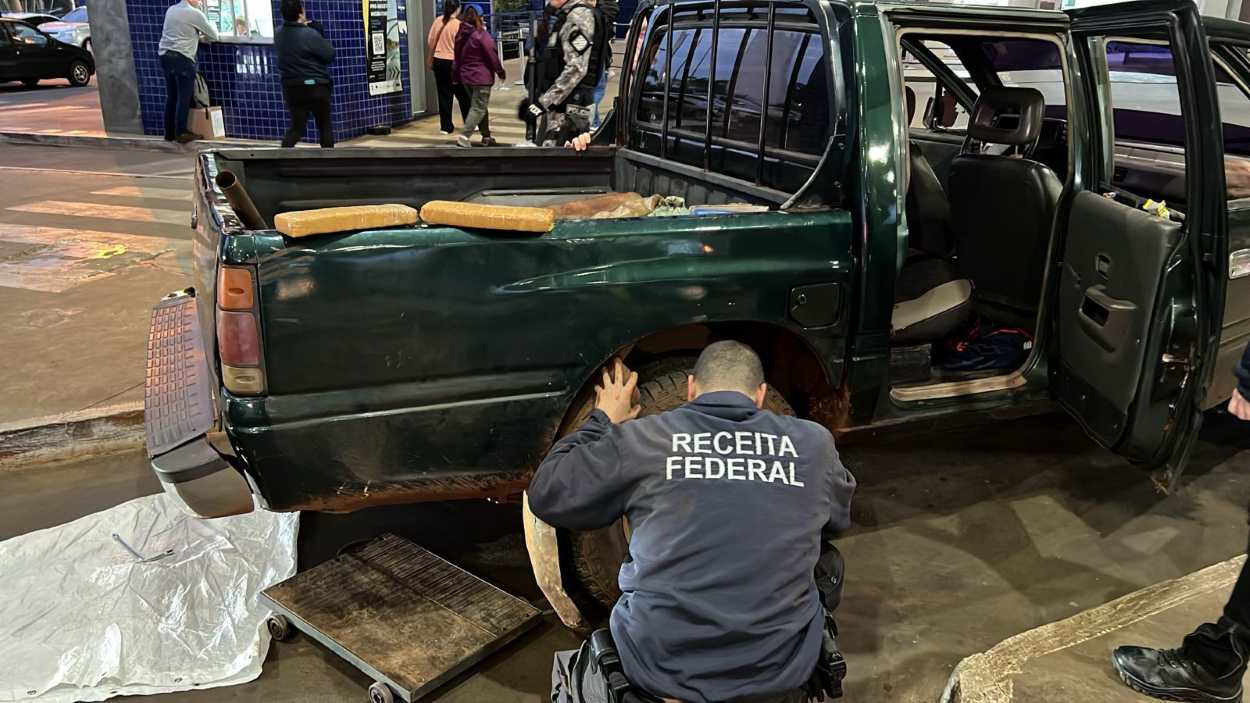 Fiscalização encontra droga em fundo falso de veículo na Ponte da Amizade