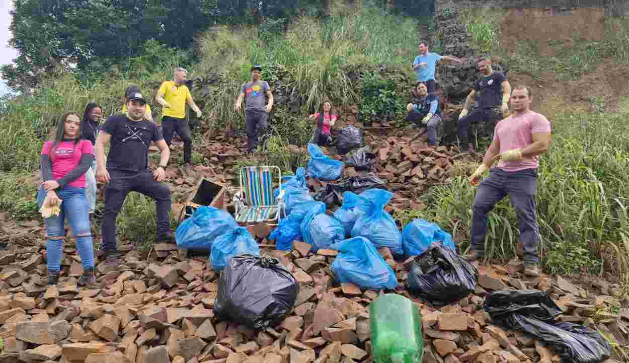 Voluntários liberam 500 quilos de lixo da natureza, junto aos rios Iguaçu e Paraná