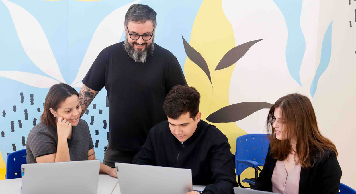 Rede Multiversa: Integração entre Faculdade e Mercado de trabalho através de Agência de Empregos Própria 