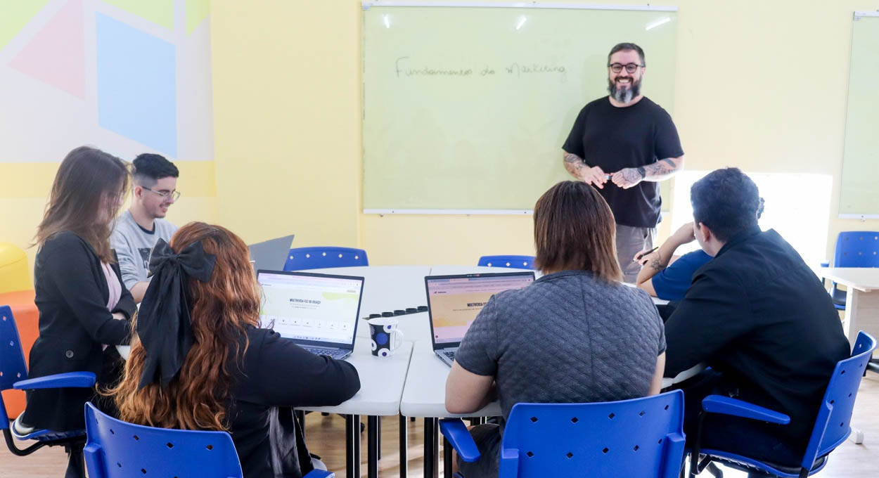 Multiversa inova em formação profissional com cursos que permitem postergação de pagamento e encaminhamento ao mercado de trabalho