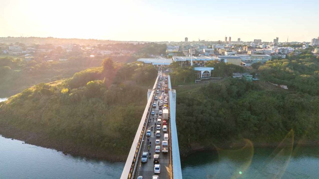 Operações na Ponte da Amizade resultam em 4 prisões e meio milhão em mercadorias embargadas