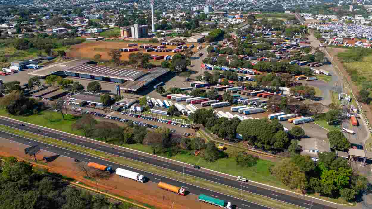 Porto Seco de Foz do Iguaçu vê crescer em 56% volume de caminhões com impulso da Argentina