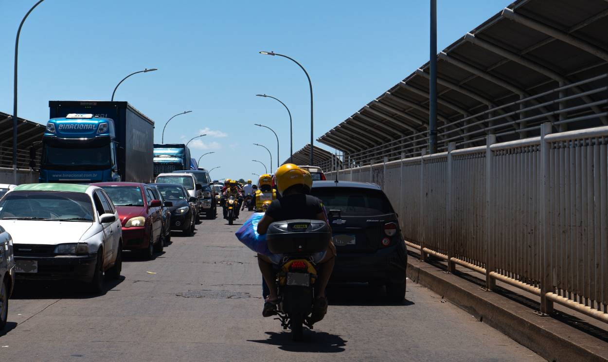 ‘Rapel’ na Ponte da Amizade: polícia captura mil unidades de anabolizantes