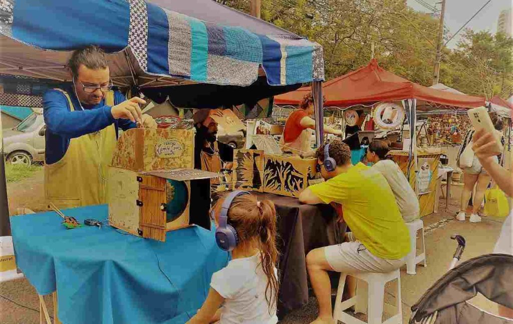 Teatro lambe-lambe encena lendas do Rio Paraná e da fronteira