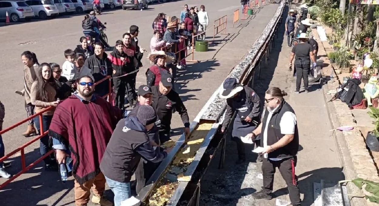 Assadores servem sopa paraguaia gigante em cidade do Paraguai