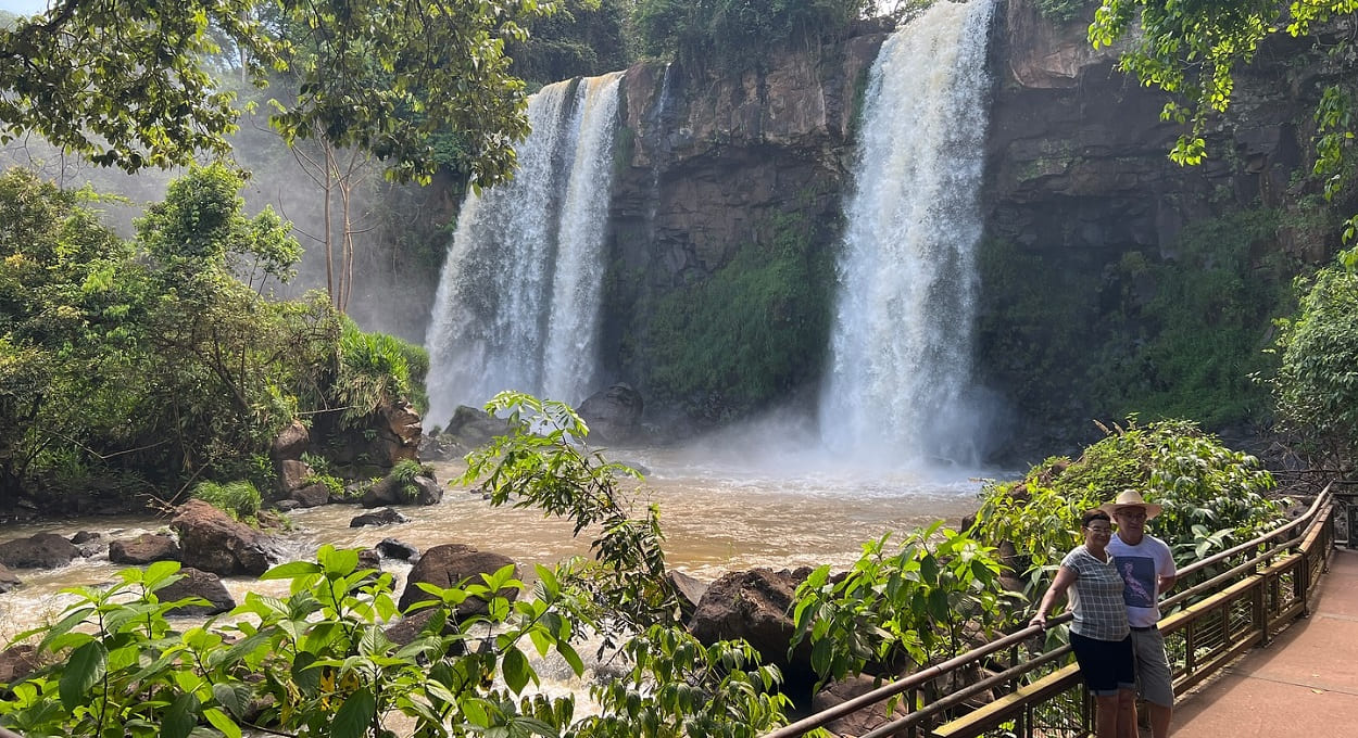 Turistas no Salto Dos Hermanas, visível apenas do lado argentino. Foto: Gentileza/Parque Nacional Iguazú