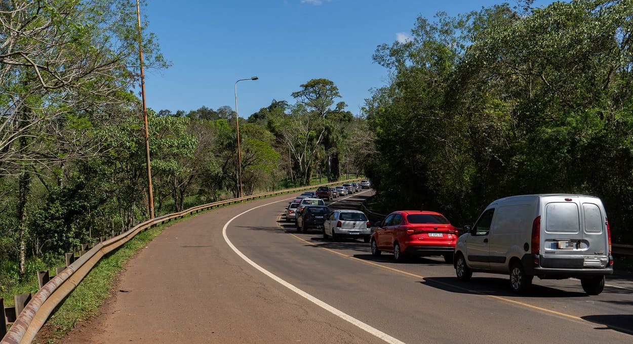 Além da fila para entrar, há também a demora para sair, desestimulando as travessias. Foto: Marcos Labanca/H2FOZ (Arquivo)