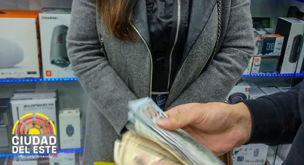 Turistas recuperam dinheiro após denúncias contra lojas do Paraguai