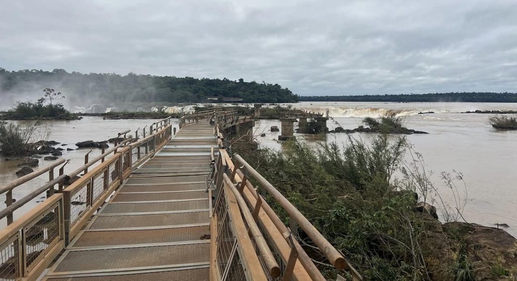 Chuva adia reabertura da passarela argentina das Cataratas do Iguaçu