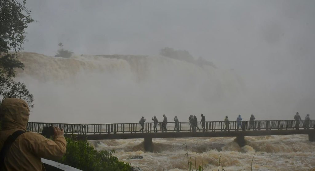 Vazão das Cataratas está cinco vezes acima do normal nesta segunda (15)