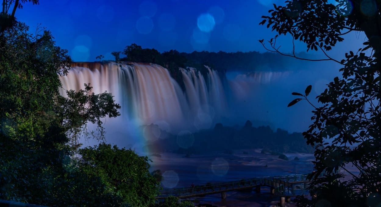 Número de vagas para o passeio noturno nas Cataratas é limitado. Foto: Divulgação/Urbia Cataratas