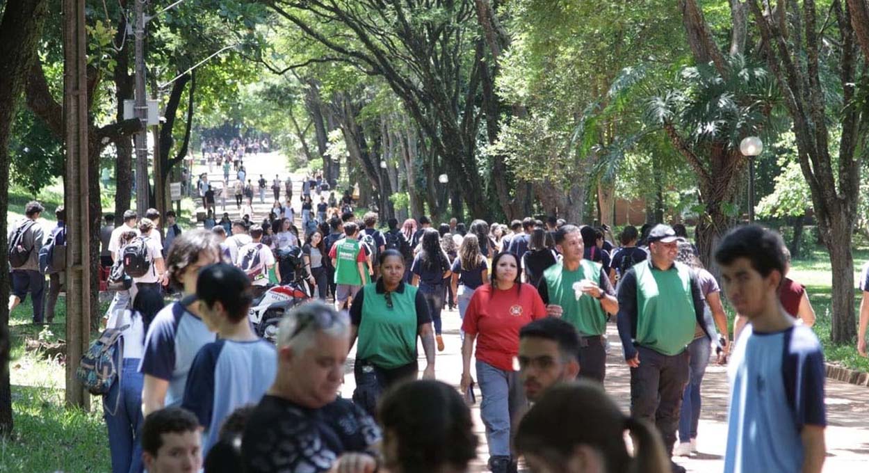 Paraná Faz Ciência, Ano letivo, Base aérea e Contrabando