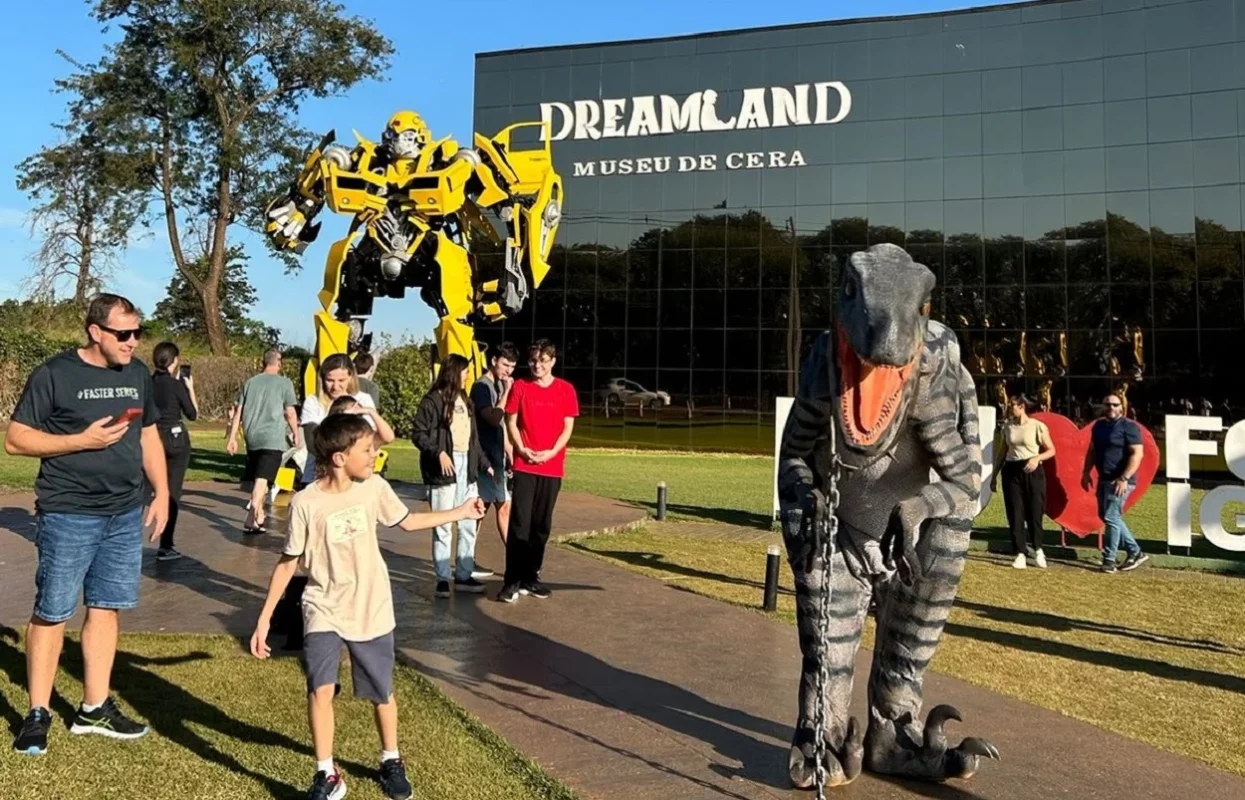 Minions, dinossauros, princesas e um Yeti encantam o Dreams Park Show