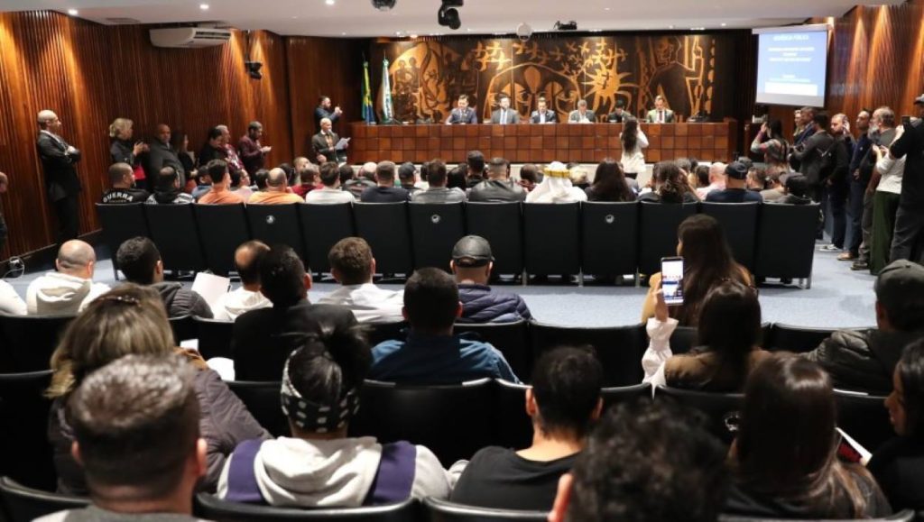 Assembleia Legislativa recebe motoristas de app, que cobram direitos em norma federal