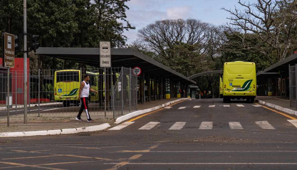 Avenida JK é interditada em frente ao terminal para recape