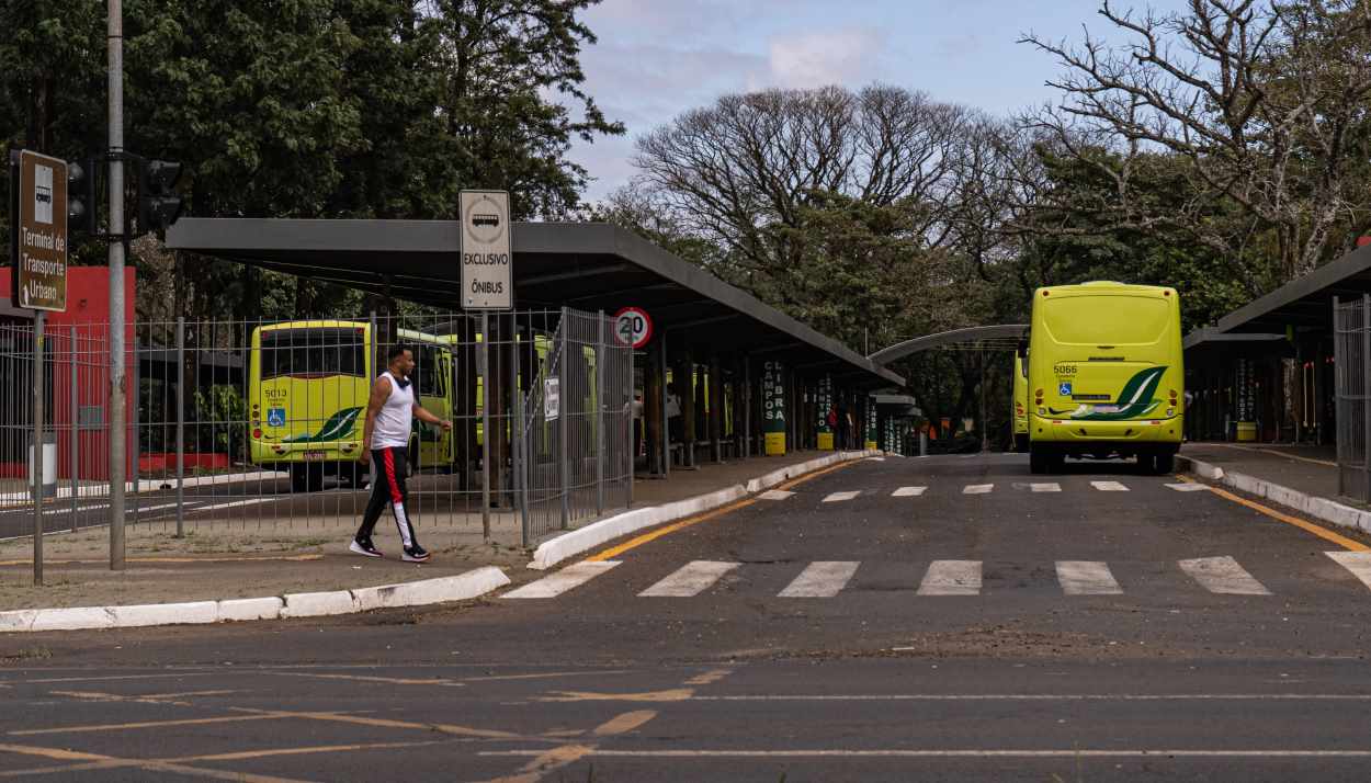 Avenida JK é interditada em frente ao terminal para recape