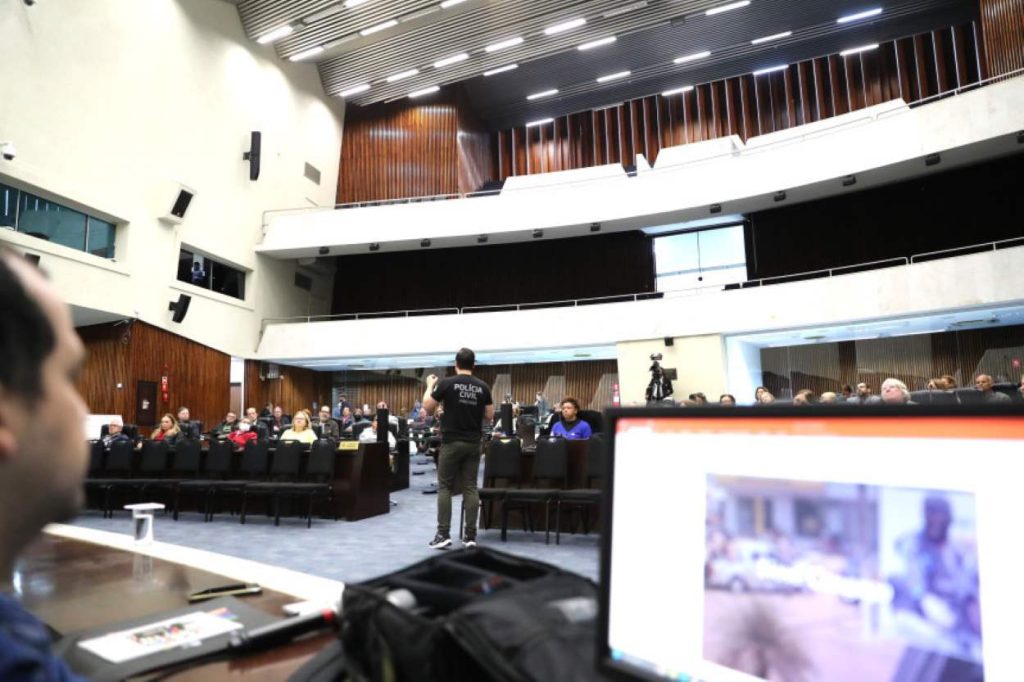 Idosos aprendem a combater crimes e usar com segurança a internet