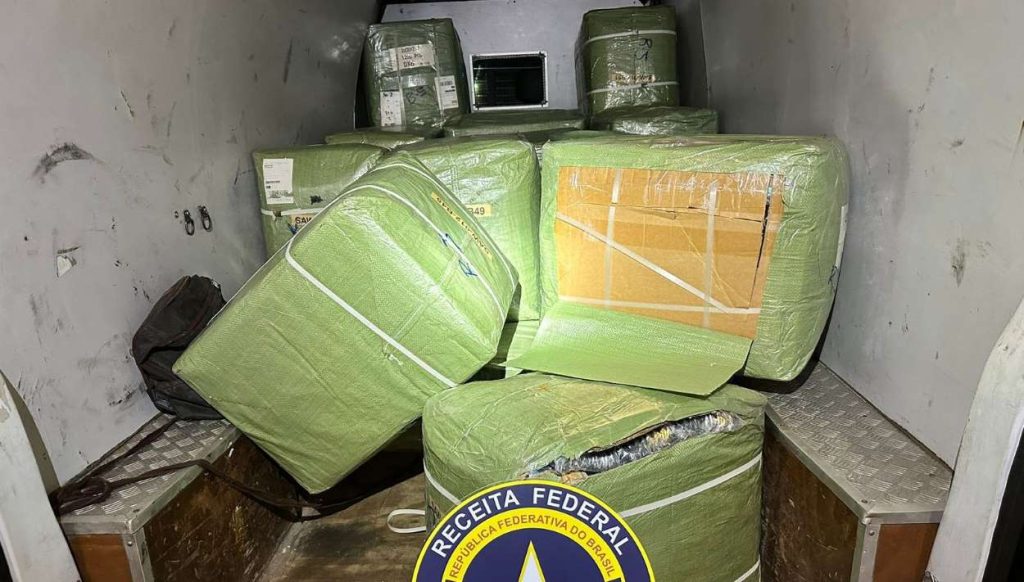 Operação na BR-277 retém 5 veículos e mais de R$ 250 mil em mercadorias