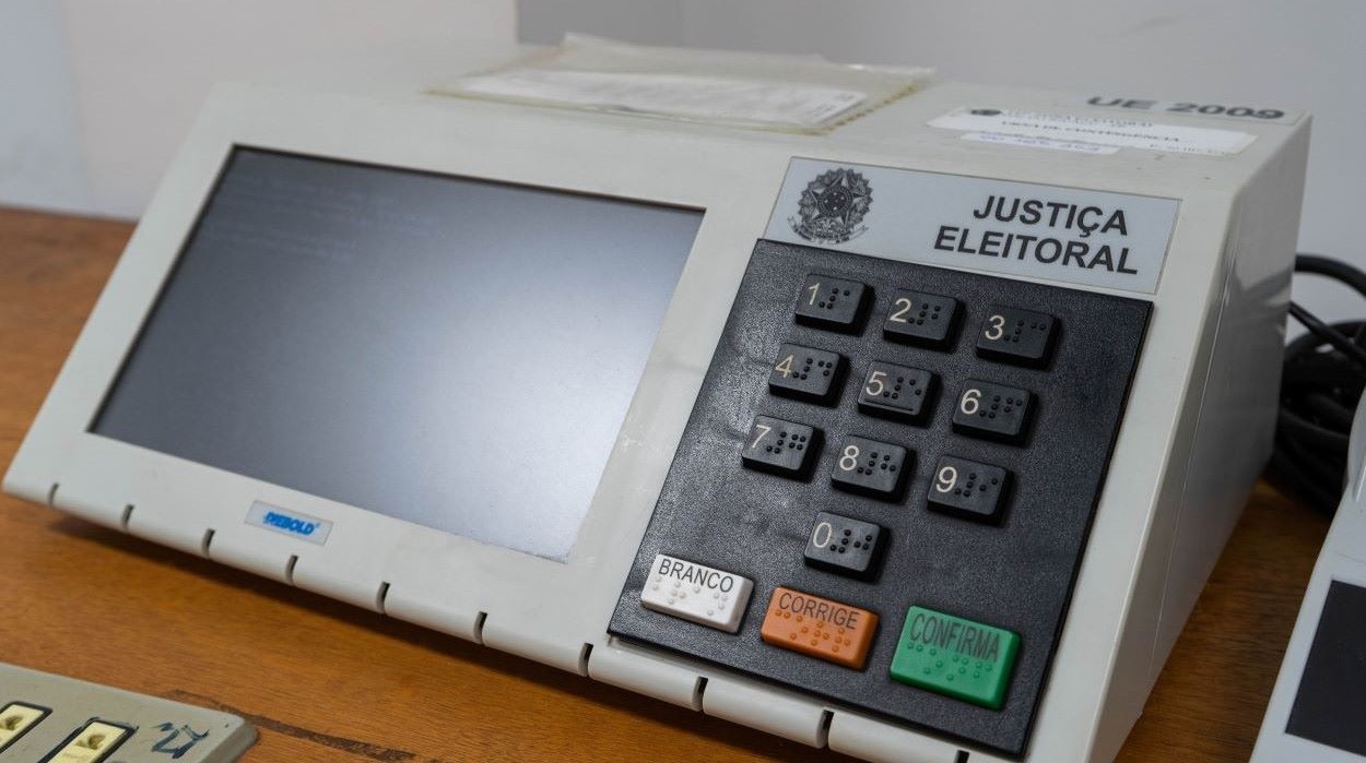 Mais de 20 servidores públicos recebem licença para disputar vereança em Foz do Iguaçu