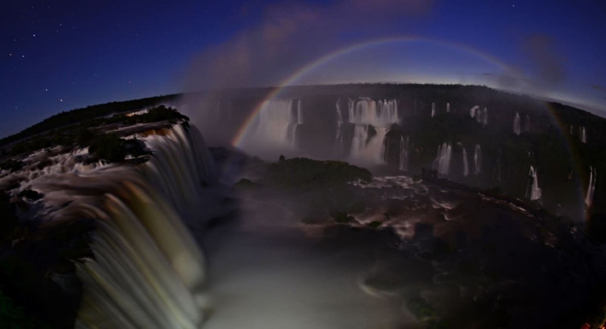 Percorrer as Cataratas à noite é uma experiência inesquecível. Foto: Marcos Labanca