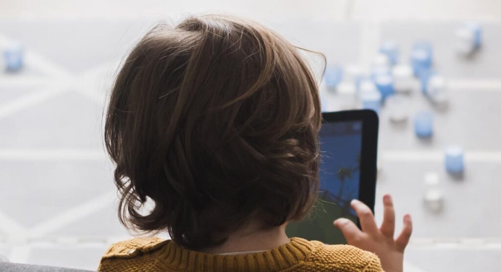 Uso de celulares e telas na infância será tema de audiência pública