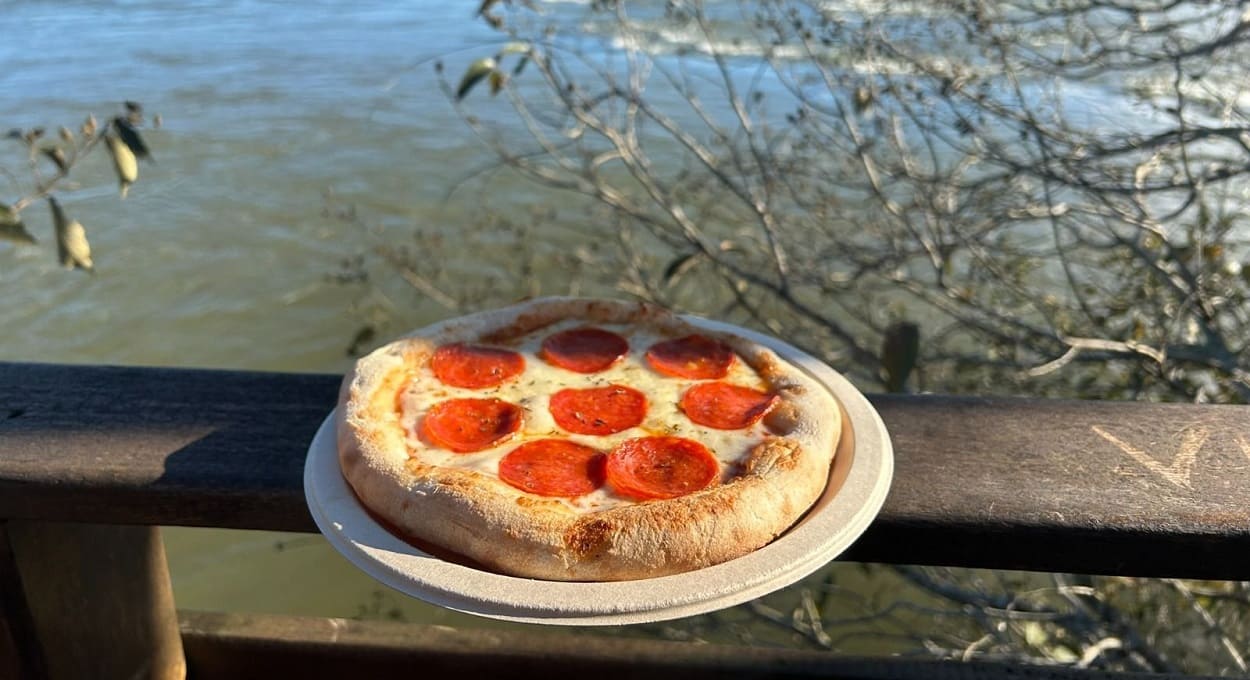 Pizza é uma das novidades no Espaço Porto Canoas, localizado após a trilha. Foto: Gentileza/Urbia Cataratas