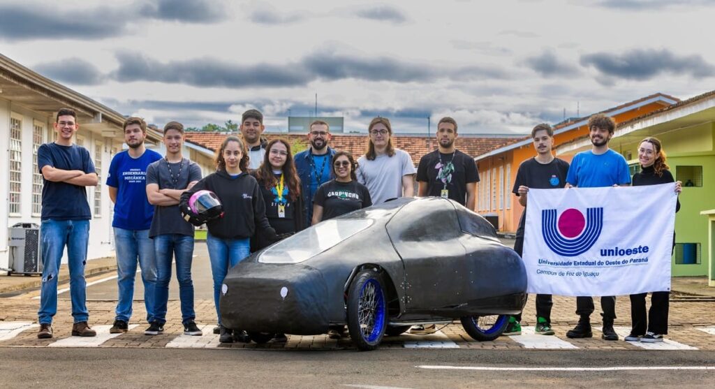 Universitários de Foz do Iguaçu apresentam carro movido a hidrogênio verde