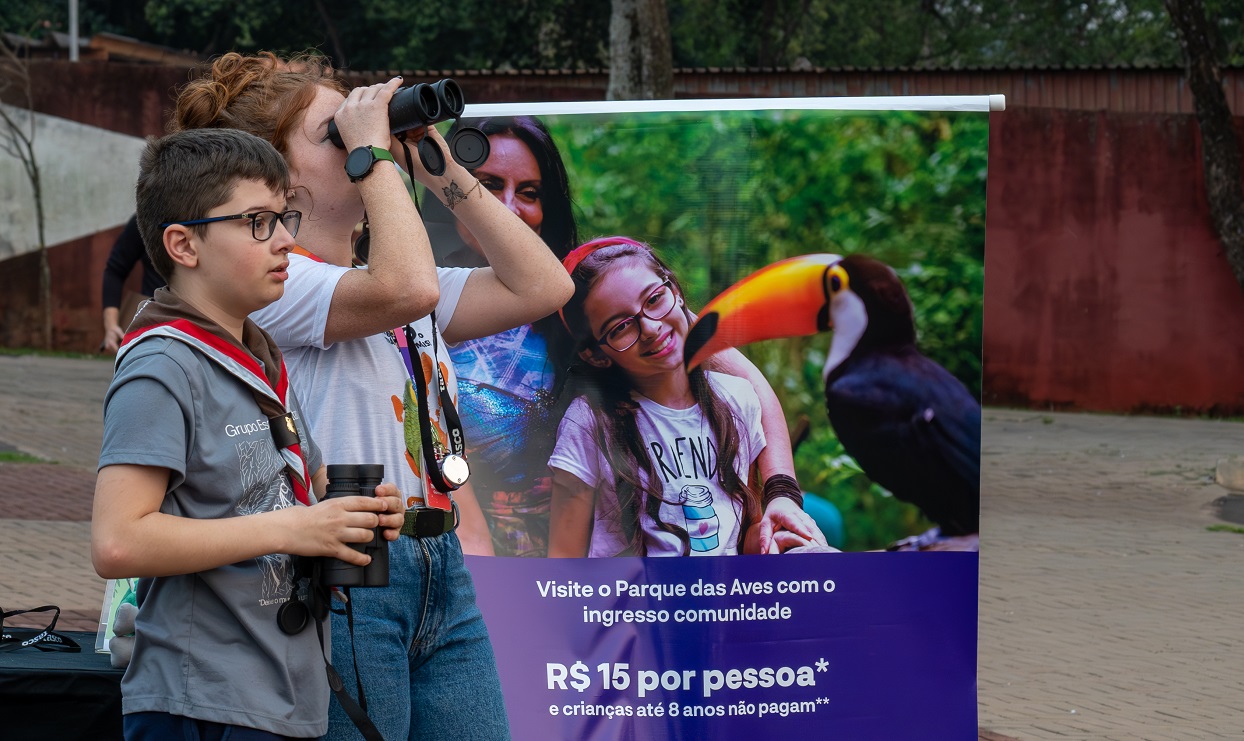 Parque das Aves realiza ação pelo Dia do Papagaio, no Gramadão da Vila A