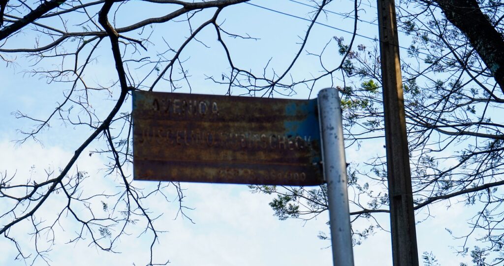 Placas de rua sem manutenção afetam a mobilidade em Foz do Iguaçu