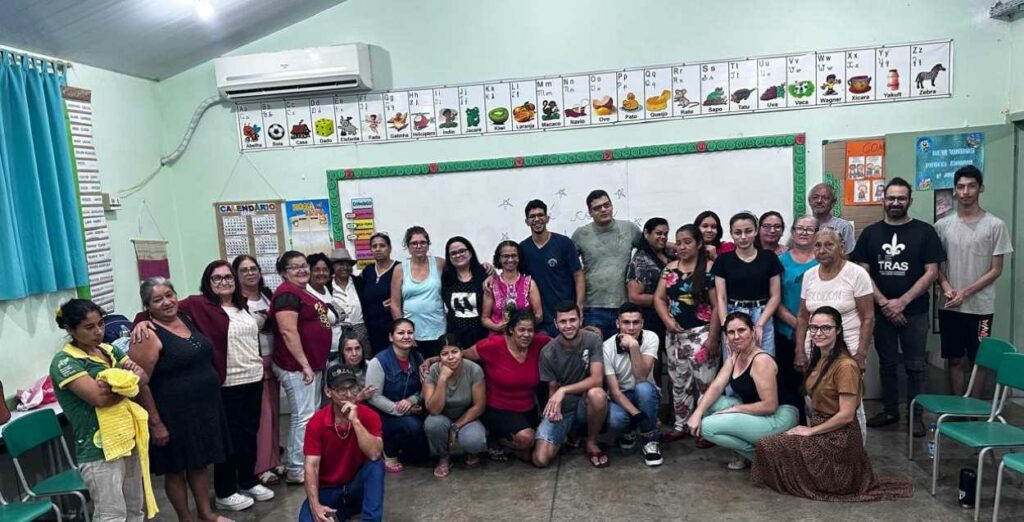 Alunos da EJA em Foz do Iguaçu dividem experiências de vida em roda de conversa
