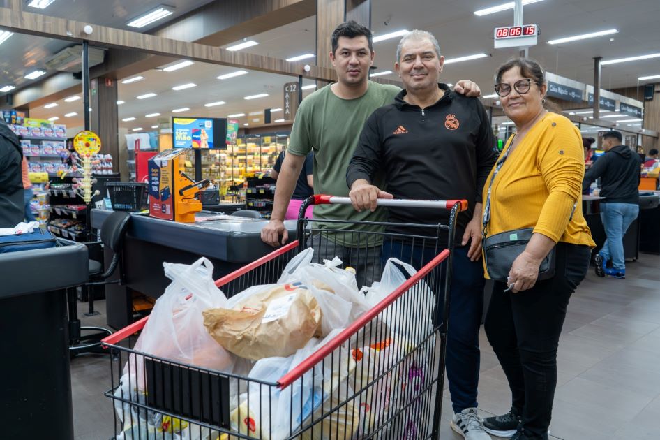 Argentinos cruzam a fronteira para comprar em Foz do Iguaçu
