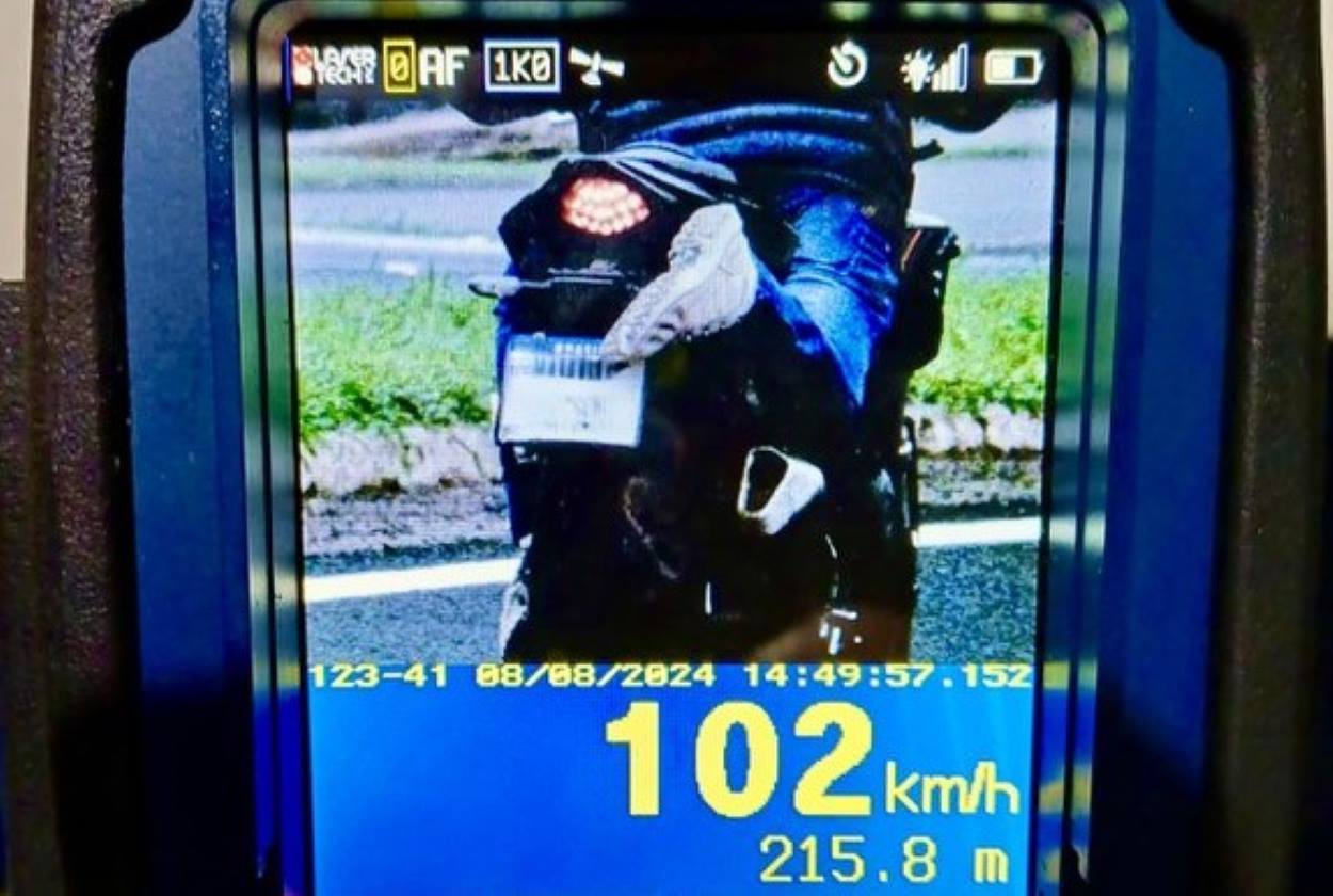 Motociclista esconde placa com pé na BR-277 em Foz do Iguaçu para driblar radar