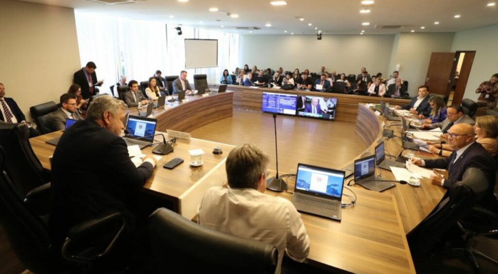 Projeto para ônibus intermunicipal gratuito a idosos avança na ALEP
