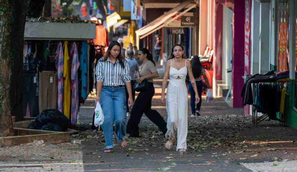 Prefeituráveis propõem gestão de limpeza urbana e energia solar nas escolas em Foz