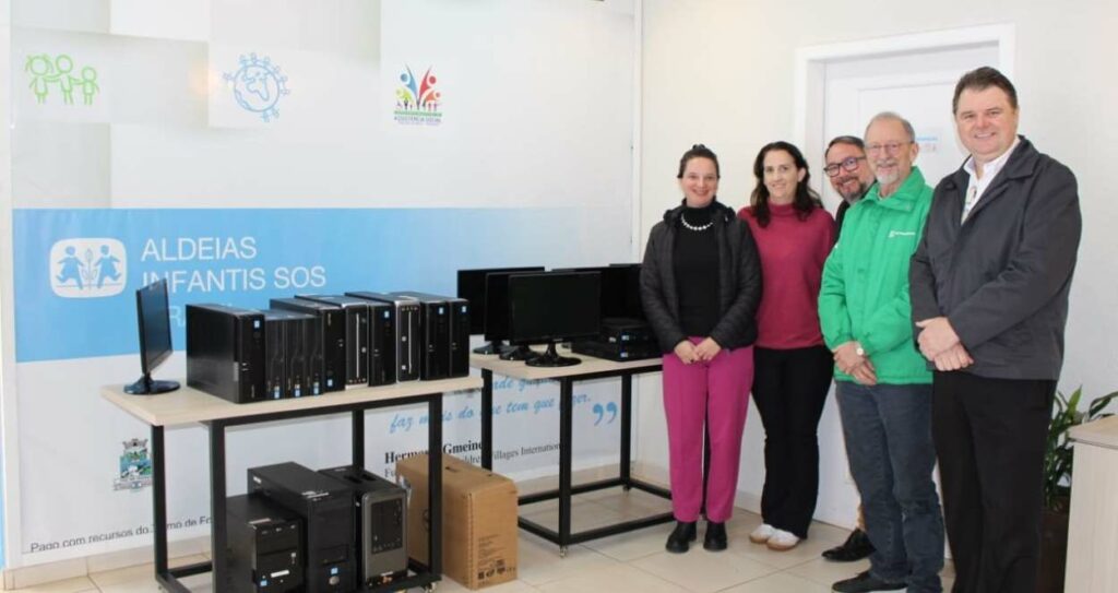 Sicoob doa computadores para a ONG Aldeias Infantis e incentiva comunidade a ajudar