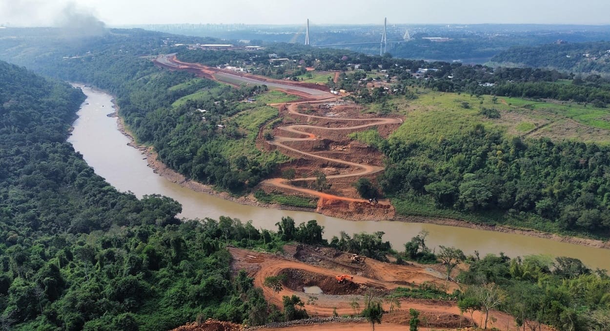 Obras de nova ponte no Paraguai começam a tomar forma