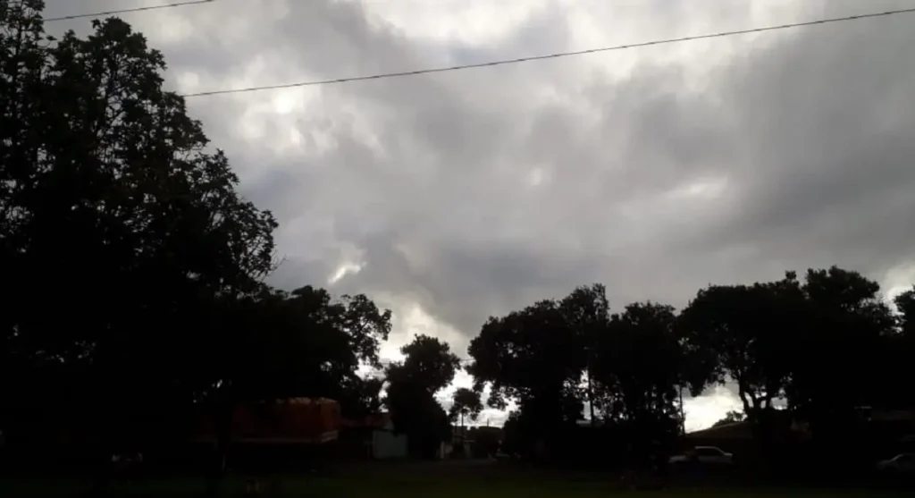 Fronteira tem registro de “chuva preta” e queda de granizo