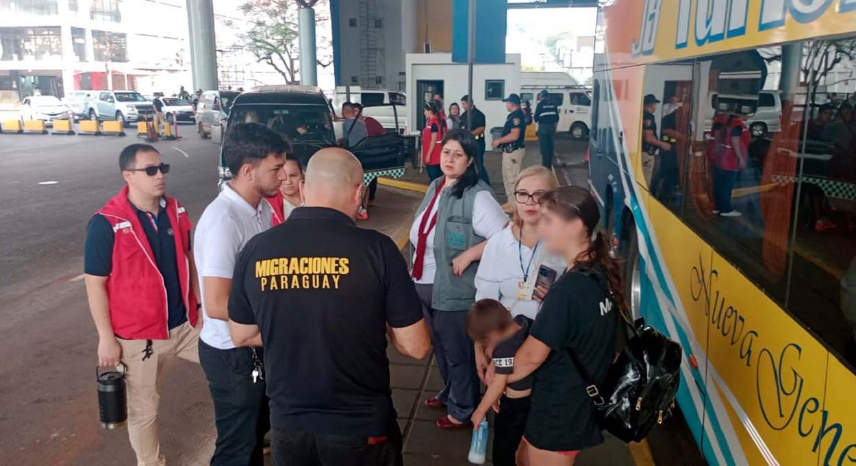 Abordagem a passageiros de um ônibus que deixaria o território paraguaio. Foto: Gentileza/DNM