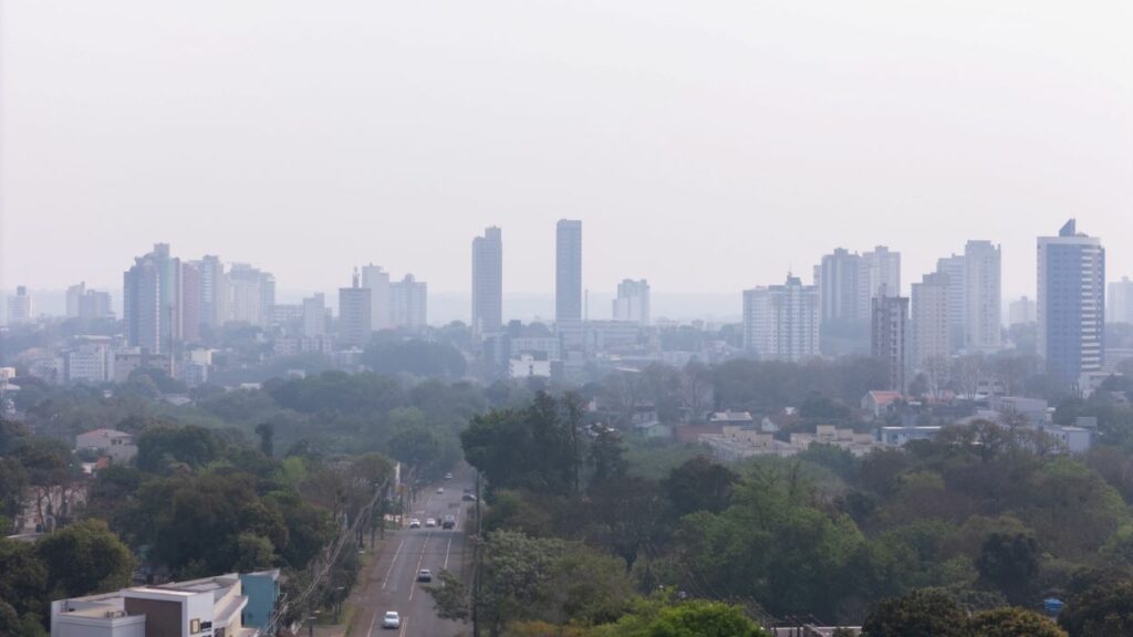 Efeito de queimadas deixa horizonte de Foz esfumaçado