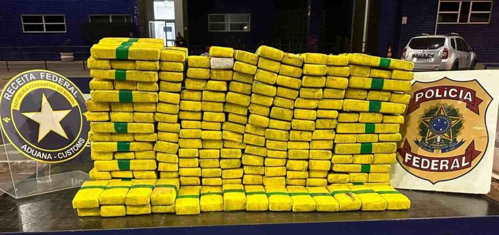 Policial da reserva detém homem que fugia após flagra com carga de droga na Ponte da Amizade